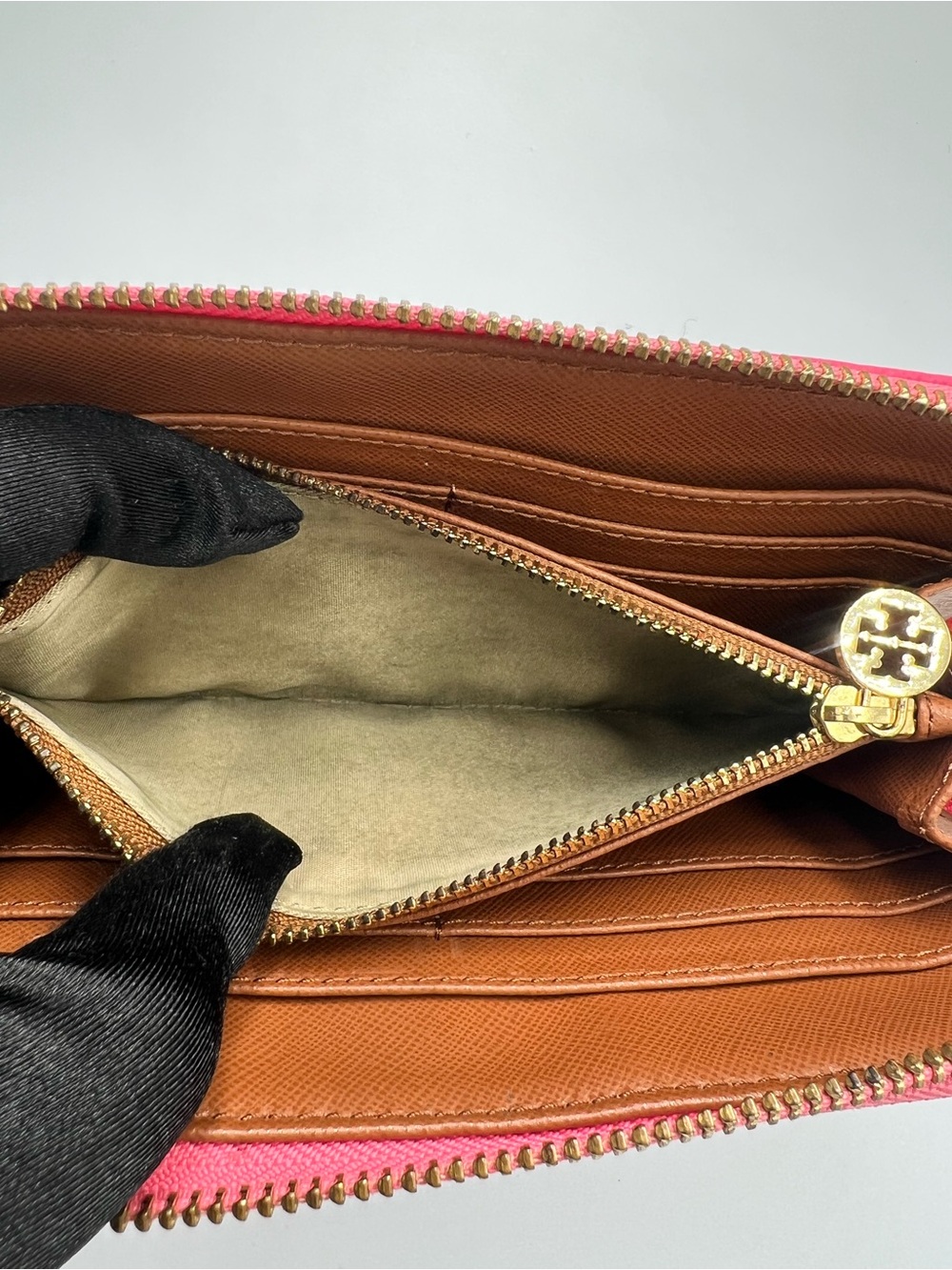Tory Burch Robinson Zip Continental Wallet - Picture 9 of 9